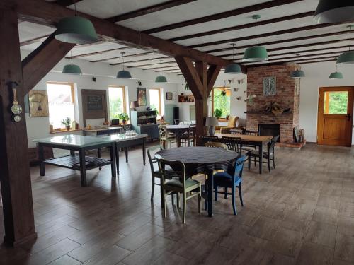 jadalnia ze stołami i krzesłami w pokoju w obiekcie Miodówka w Stroniu Śląskim