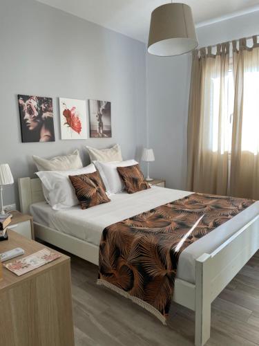 sypialnia z dużym łóżkiem w pokoju w obiekcie Villa Tranquilita w mieście Kastraki