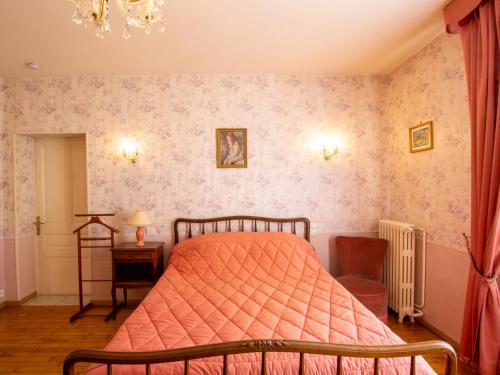- une chambre avec un lit doté d'une couette en orange dans l'établissement Gîte Cours-de-Pile, 4 pièces, 6 personnes - FR-1-616-233, à Cours-de-Pile