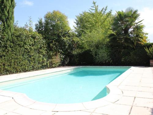 una piscina in un cortile alberato di Gîte Cours-de-Pile, 4 pièces, 6 personnes - FR-1-616-233 a Cours-de-Pile