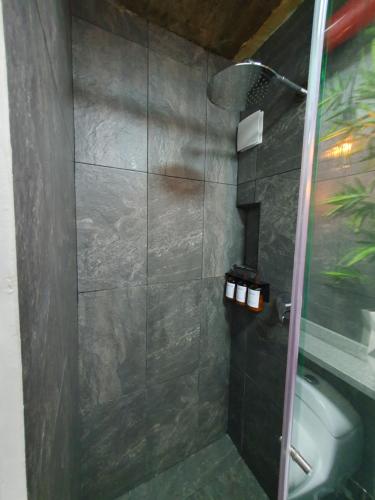 a bathroom with a shower with a glass door at Mejor ubicación en cali in Cali