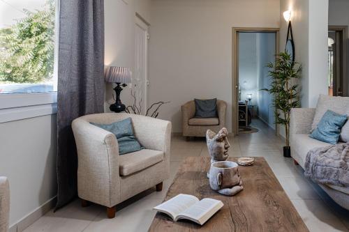 ein Wohnzimmer mit einem Sofa und einem Tisch in der Unterkunft Aria Apartment in Zakynthos