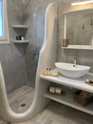 bagno con lavandino e doccia con specchio di Villa Tranquilita a Kastraki