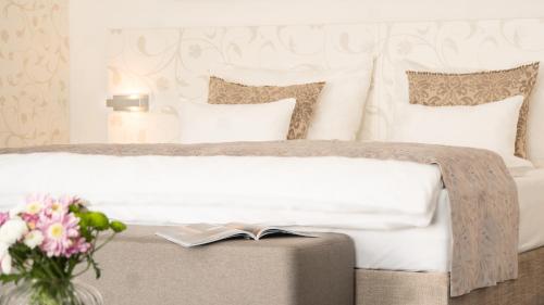 Postel nebo postele na pokoji v ubytování Hotel Savoy Špindlerův Mlýn