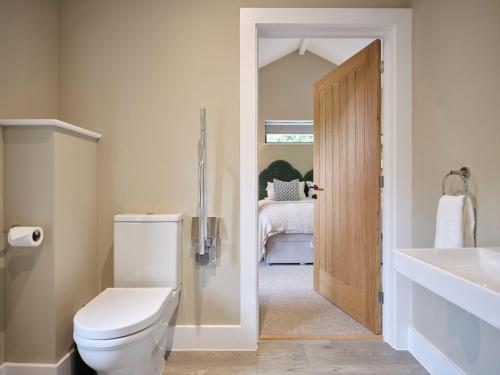 La salle de bains est pourvue de toilettes, d'un lavabo et d'une baignoire. dans l'établissement The Weeping Willow, à Bury St Edmunds