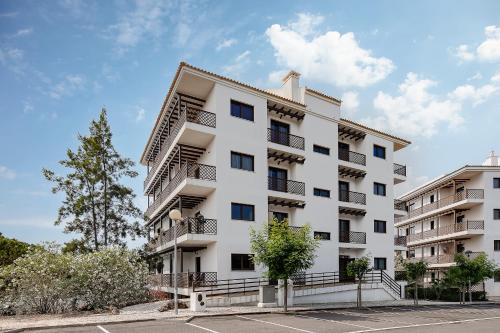 Elegance Apartment W Balcony & Pool by LovelyStay