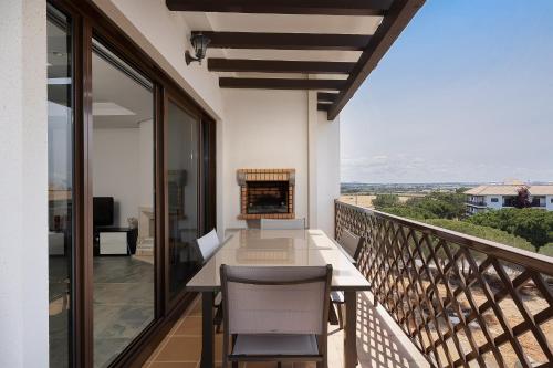 Elegance Apartment W Balcony & Pool by LovelyStay