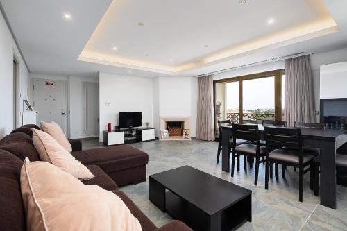 Elegance Apartment W Balcony & Pool by LovelyStay