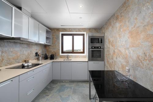 Elegance Apartment W Balcony & Pool by LovelyStay