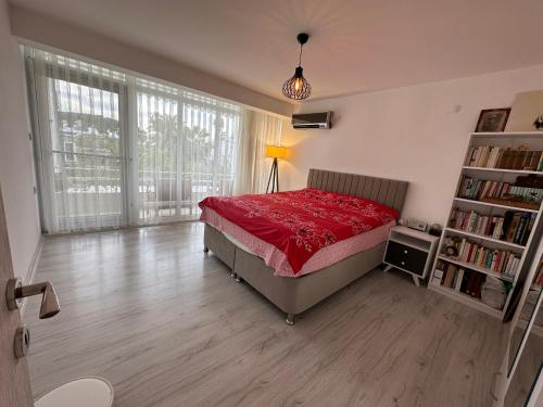 ein Schlafzimmer mit einem Bett und einem Bücherregal in der Unterkunft Modernized Family Villa in Beach Site in Manavgat