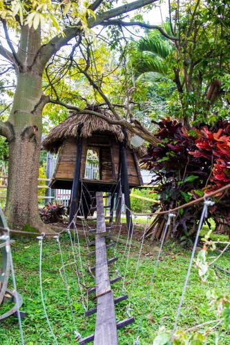 a small tree house with a grass roof at ECO HOTEL BOUTIQUE en Ecoparque Chinauta, PISCINA, GRANJA, JUEGOS in Los Guayabos
