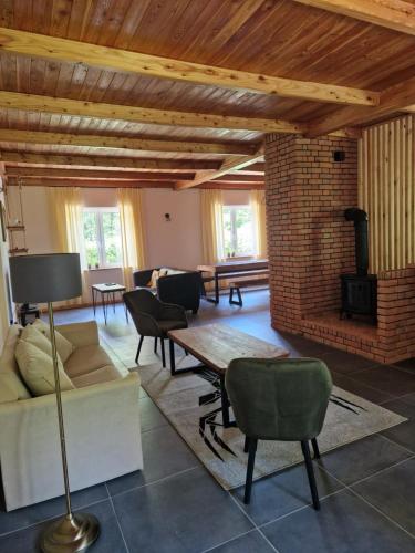 sala de estar con sofá y chimenea en Siedlisko na Roztoczu, en Szastarka