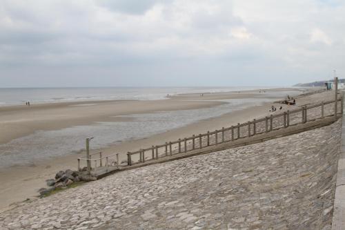 a sandy beach with a fence and the ocean at Escale en Duo les pieds dans l'eau Studio Plage d'Opale vue mer in Neufchâtel-Hardelot