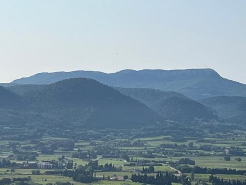 a view of a valley with mountains in the background at Gîte le Pistou 2 in Rasteau