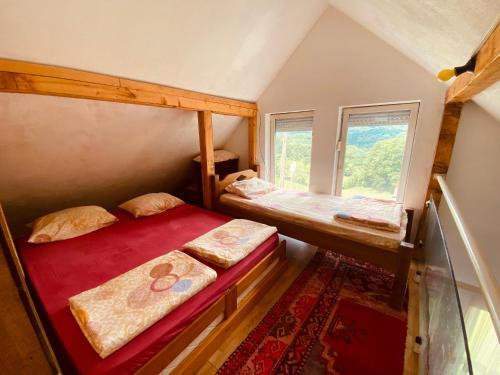 1 dormitorio con 2 literas y ventana en Villat Bardhoshi, en Kosovska Mitrovica