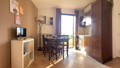 a kitchen and dining room with a table and chairs at A casa di Miele in Campagnano di Roma