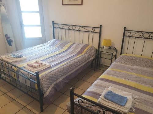 - une chambre avec 2 lits jumeaux et une fenêtre dans l'établissement Location Turistic Antica dimora di Campagna Cir 00012, à Grazzano Badoglio