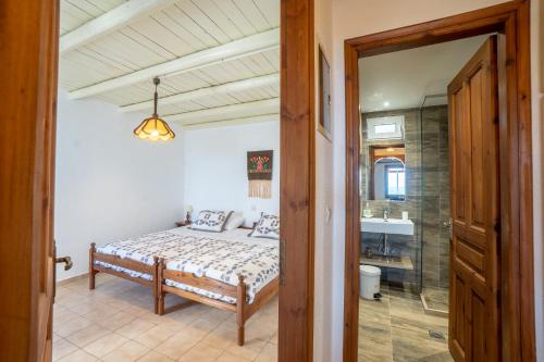 a bedroom with a bed and a bathroom at Villa Ma-Re in Hersonissos