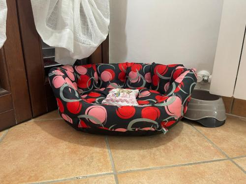 a black and red chair sitting in a room at A casa di Miele in Campagnano di Roma