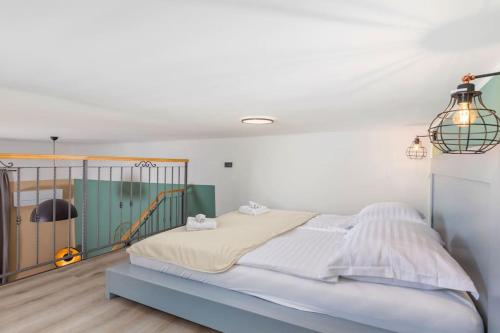 Un pat sau paturi într-o cameră la Maisonette Apartment Matej