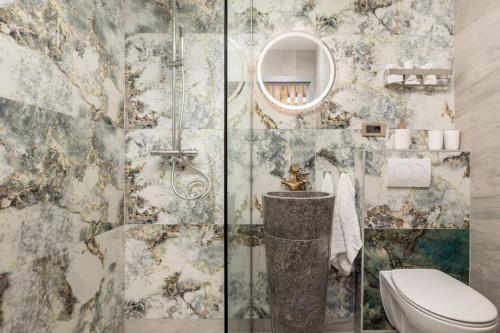 een badkamer met een toilet en een glazen douche bij Maisonette Apartment Matej in Lovran