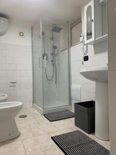 uma casa de banho com um chuveiro, um WC e um lavatório. em Casa Stella del Vesuvio em Portici