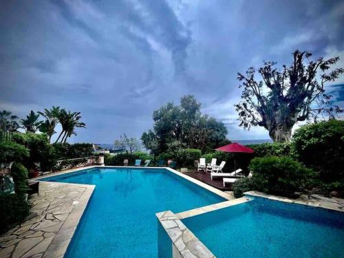 - une piscine d'eau bleue dans un complexe dans l'établissement Luxury 4 bedrooms Appartement in Cannes, à Cannes