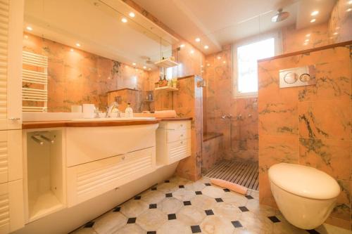 La salle de bains est pourvue d'un lavabo et d'une douche. dans l'établissement Luxury 4 bedrooms Appartement in Cannes, à Cannes