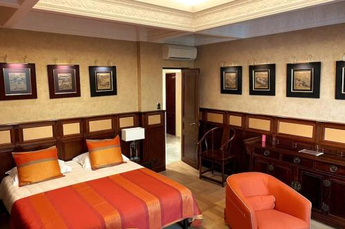 une chambre avec un lit, un bureau et une chaise dans l'établissement Luxury 4 bedrooms Appartement in Cannes, à Cannes