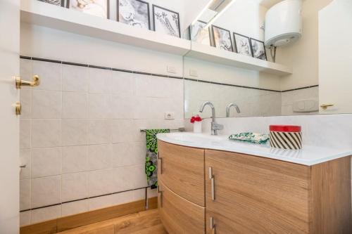 a bathroom with a sink and a mirror at Firenze d'autore, by Michelucci! in Florence