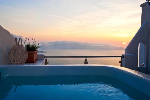 una piscina con vista sull'oceano di Asteras Villas a Firà