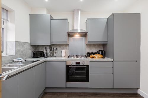 普雷斯頓的住宿－Norris - Parking Wi-Fi Contractors，厨房配有白色橱柜和炉灶烤箱。