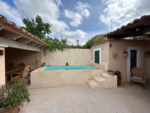 una piscina en el patio trasero de una casa en Casa Padrina Burballa, en Maria de la Salut