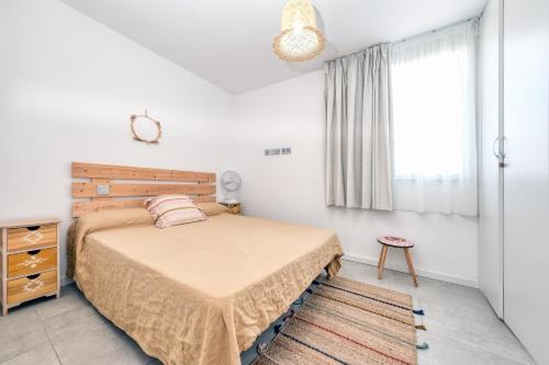 ein Schlafzimmer mit einem Bett und einem Fenster in der Unterkunft La Isleña House - Near the beach, Air-Con, Fast Wifi and SAT tv By Lanzarote Vacation Homes in Playa Blanca