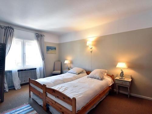 1 dormitorio con 2 camas individuales y ventana en Gianina 0201 apartment with south-facing terrace, en De Haan