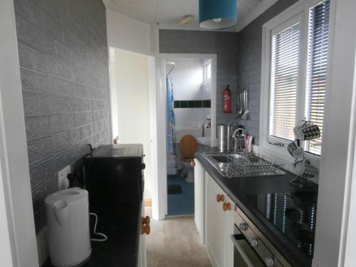 Køkken eller tekøkken på Inviting 2-Bed Chalet in Mablethorpe