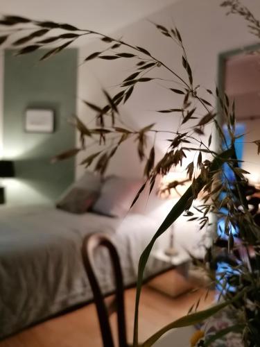 - une chambre avec un lit et une usine au premier plan dans l'établissement La Robinière Maison d'Hôtes, à Mont-près-Chambord