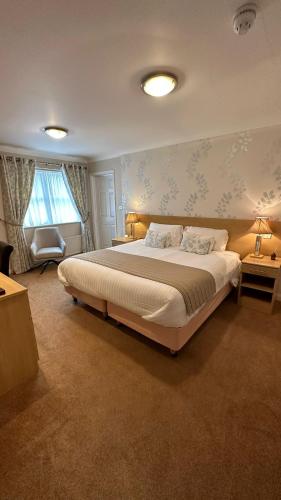 a bedroom with a large bed in a room at Horseshoes cafe and lodge in Welbourn