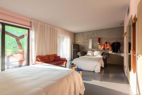 pokój hotelowy z 2 łóżkami i oknem w obiekcie MOB HOTEL Lyon Confluence w mieście Lyon
