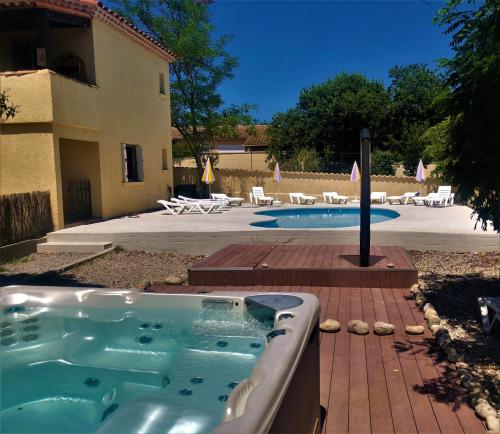 Gîte Canoé Piscine chauffée et Spa en Ardèche Méridionale