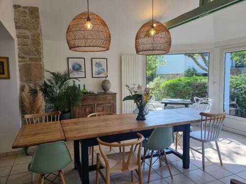 ein Esszimmer mit Tisch und Stühlen in der Unterkunft Ty Coz Breizh Chambres d'hôtes in Guidel