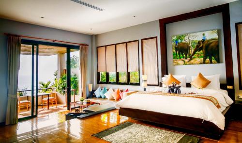 Кровать или кровати в номере Ayara Kamala Resort & Spa - SHA Extra Plus