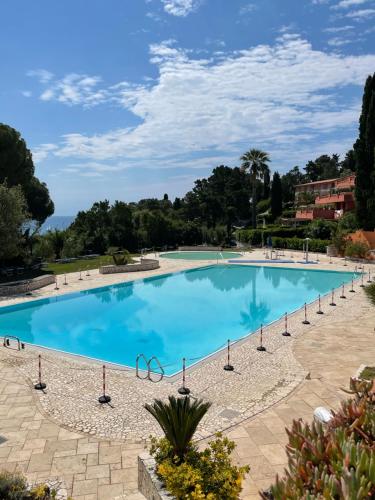uma grande piscina com água azul em Trilocale Vista Mare Isola d'Elba em Capo D'Arco