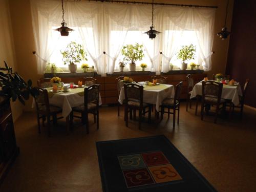 Hotel Garni am Heubergにあるレストランまたは飲食店
