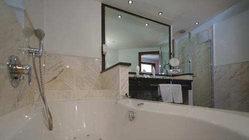 Bilik mandi di Wellnesshotel Mein Almhof Superior