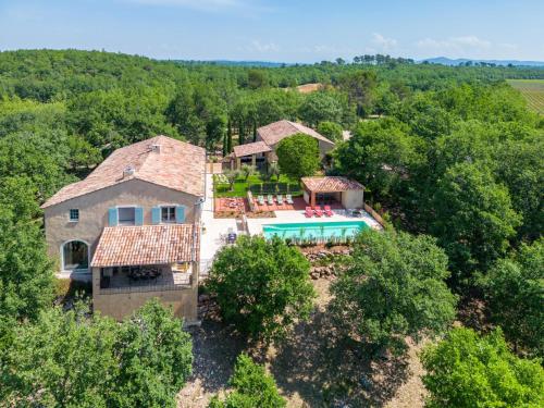 una vista aérea de una casa con piscina en Bastide de la Bergerie d'Aquino en Tourves