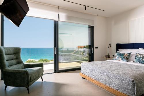 Postel nebo postele na pokoji v ubytování Ventus Villa - A Luxury Sea View Retreat in Akrotiri