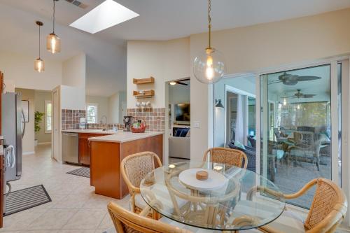 Η κουζίνα ή μικρή κουζίνα στο Cheery Fort Myers Vacation Rental with Private Pool!