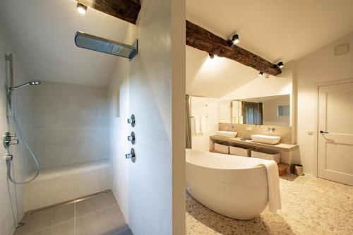 y baño con bañera, ducha y lavamanos. en Bastide de la Bergerie d'Aquino en Tourves