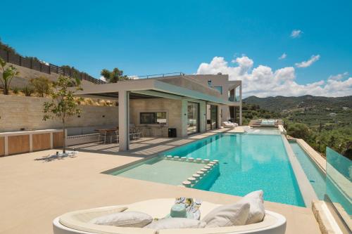 een villa met een zwembad en een huis bij Villa Reale in Chania